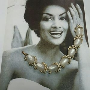 Vintage pearl sheen white bracelet